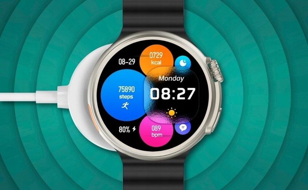 Smartwatch z okrągłym wyświetlaczem pokazuje godzinę 08:27, dzień \'Monday\' oraz różne dane, takie jak 75890 kroków, 0729 kcal, 80% baterii i 089 bpm. Urządzenie jest podłączone do ładowarki bezprzewodowej.