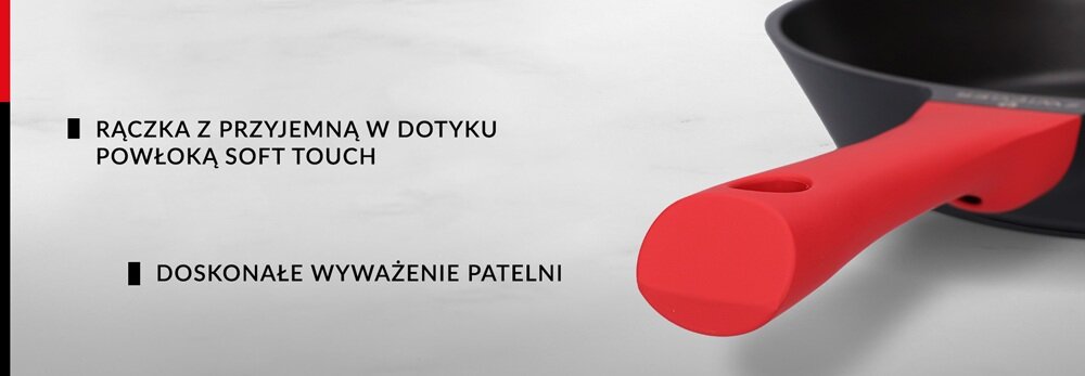 Czarna patelnia z czerwoną rączką, na której widnieje tekst: \'RĄCZKA Z PRZYJEMNĄ W DOTYKU POWŁOKĄ SOFT TOUCH\' oraz \'DOSKONAŁE WYWAŻENIE PATELNI\'.