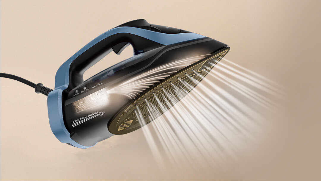 Czarne żelazko z niebieskimi elementami emituje strumienie pary z otworów w stopie. Na obudowie widoczny jest napis \'Durilium Airglide Autoclean\'.