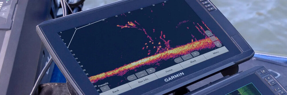Echosonda z wyświetlaczem pokazującym kolorowy obraz sonaru z logo GARMIN na obudowie. Na ekranie widoczne są różne kształty i kolory, sugerujące dane sonarowe.
