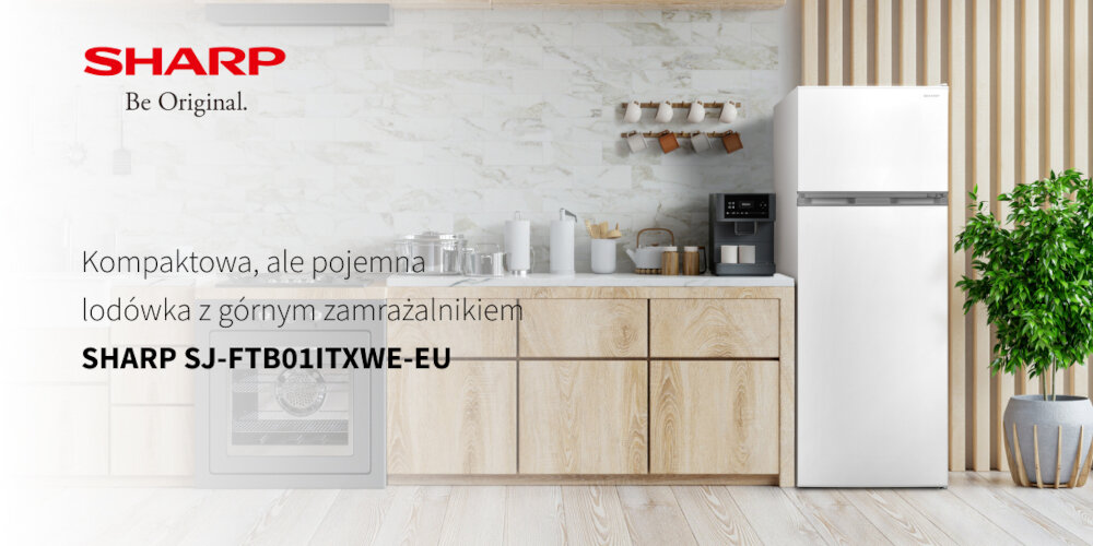 Obraz przedstawia białą lodówkę SHARP SJ-FTB01ITXWE-EU w kuchni z drewnianymi szafkami i marmurowym blatem. Na obrazie widoczny jest tekst: \'SHARP Be Original. Kompaktowa, ale pojemna lodówka z górnym zamrażalnikiem SHARP SJ-FTB01ITXWE-EU\'.