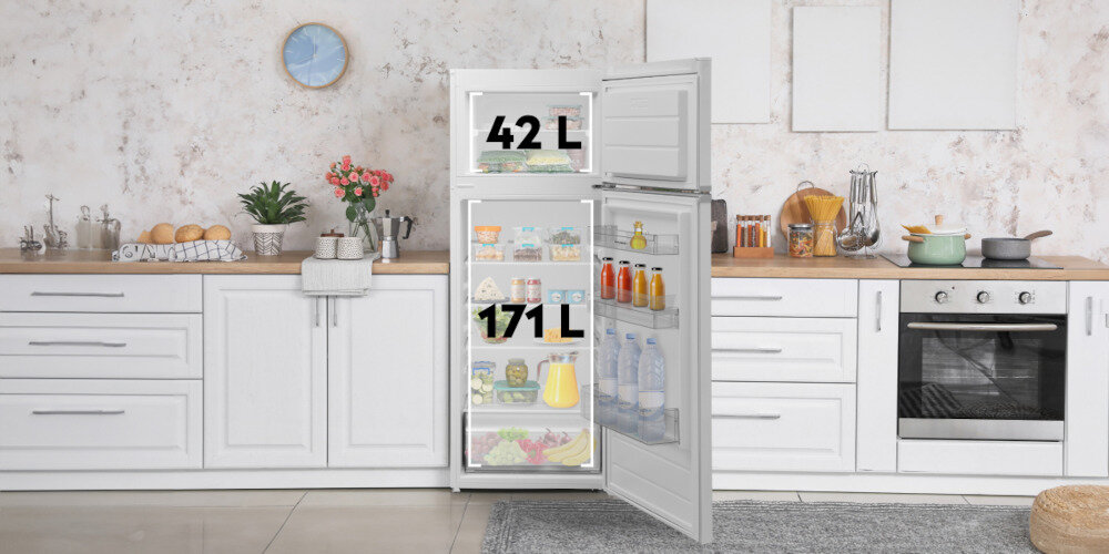 Biała lodówka z otwartymi drzwiami, ukazująca wnętrze z półkami wypełnionymi produktami spożywczymi. Na drzwiach widoczne są napisy \'42 L\' i \'171 L\'.