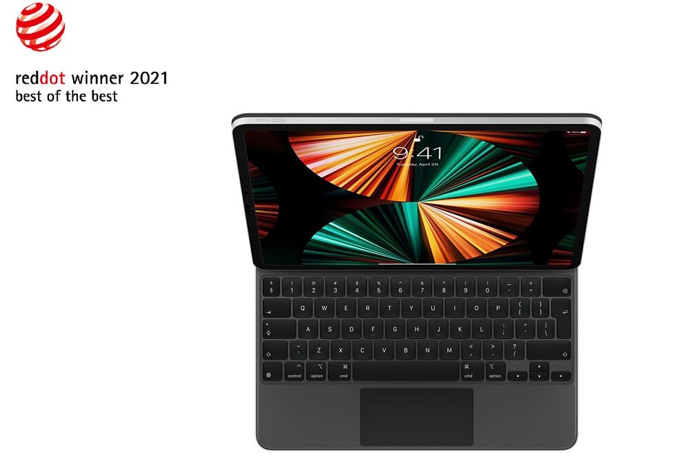 Na obrazie widoczna jest czarna klawiatura z etui na iPad Air, z ekranem wyświetlającym kolorową grafikę i godzinę 9:41. W lewym górnym rogu znajduje się logo \'reddot winner 2021 best of the best\'.