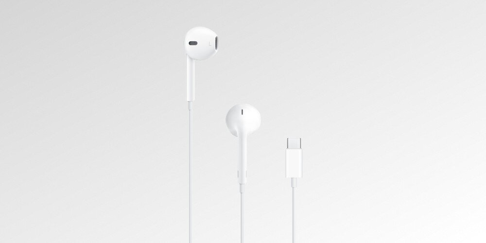 Białe słuchawki przewodowe z końcówką USB-C, widoczne są dwa wkładki douszne oraz złącze USB-C na tle jasnoszarym.