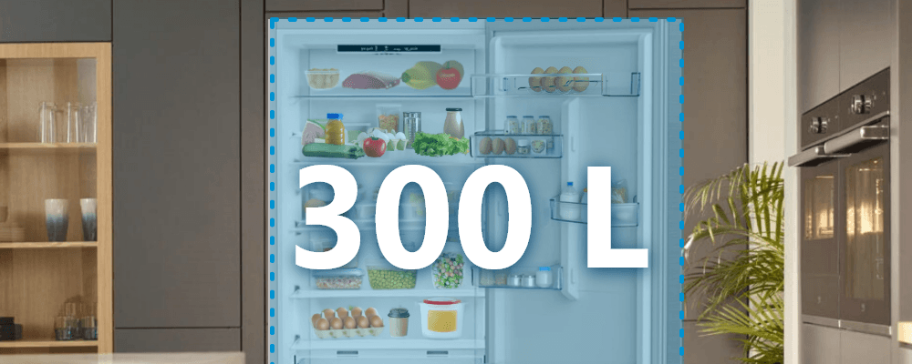 LODÓWKA BEKO B7BCNA325HS3 Otwarta lodówka w kuchni z dużym napisem „300 L” na tle wnętrza wypełnionego produktami. Grafika podkreśla pojemność i przejrzystą organizację przestrzeni duża pojemność 300 l organizacja wnętrza wygoda
