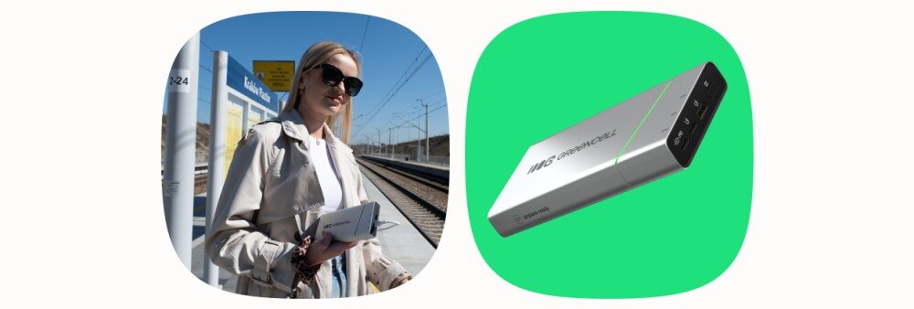 Po lewej stronie osoba stoi na peronie kolejowym, trzymając srebrny powerbank. Po prawej stronie widoczny jest srebrny powerbank z napisem \'GREENCELL\'.