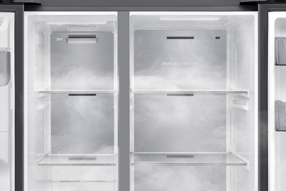 Wnętrze lodówki z widocznymi półkami i napisem \'Metal Cooling\' na tylnej ściance. Wnętrze jest oświetlone i wykonane z materiału przypominającego stal szczotkowaną.