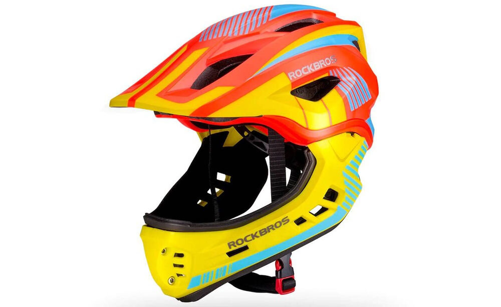 Kask rowerowy w kolorach żółtym, pomarańczowym i niebieskim z widocznym logo ROCKBROS. Posiada pełną osłonę twarzy i otwory wentylacyjne.