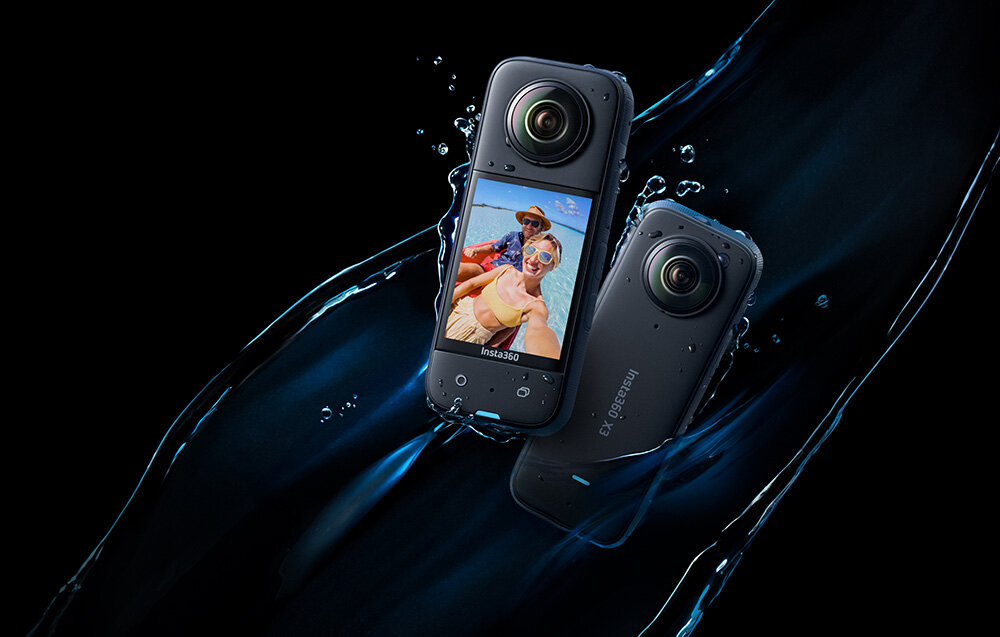 Dwie kamery sferyczne z widocznym logo \'Insta360\' i ekranem wyświetlającym zdjęcie pary na plaży, otoczone efektami wody na czarnym tle.