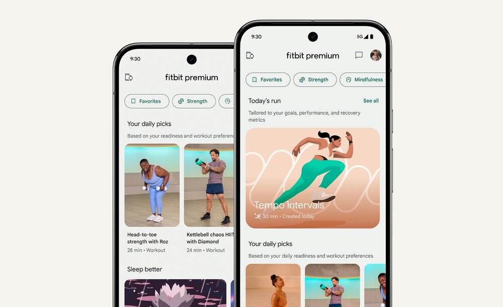 Dwa smartfony wyświetlają aplikację \'fitbit premium\' z różnymi opcjami treningowymi i rekomendacjami. Na ekranach widoczne są zdjęcia osób ćwiczących oraz grafika z napisem \'Tempo Intervals\'.