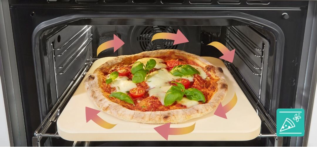 Wnętrze piekarnika z pizzą na kamieniu do pieczenia, wokół której znajdują się strzałki wskazujące cyrkulację powietrza. W prawym dolnym rogu widoczna jest ikona z symbolem pizzy i wiatraczka.