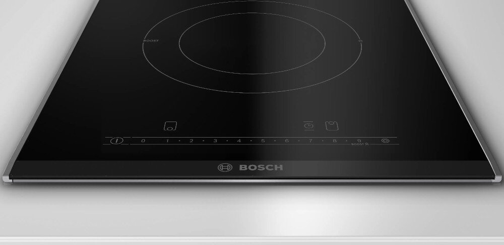 Czarna płyta indukcyjna z widocznym logo BOSCH na przedniej krawędzi. Na powierzchni płyty znajdują się oznaczenia stref grzewczych i panel dotykowy z cyframi od 0 do 9.