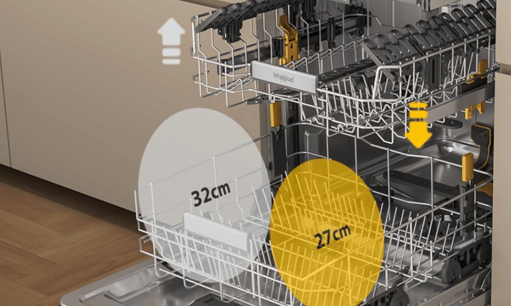 Otwarta zmywarka z widocznymi koszami na naczynia, oznaczeniami 32 cm i 27 cm oraz logo Whirlpool. Widoczne są również strzałki wskazujące kierunek ruchu koszy.