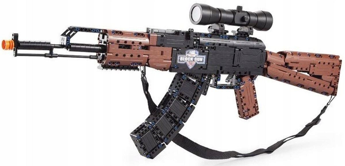 Model karabinu z klocków konstrukcyjnych, z widocznym celownikiem optycznym i napisem \'BLOCK GUN\' na boku. Karabin ma elementy w kolorach czarnym i brązowym oraz pasek do noszenia.
