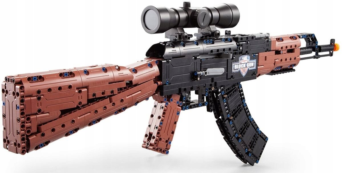 Model karabinu z klocków konstrukcyjnych, z widocznym celownikiem optycznym i napisem \'BLOCK GUN\' na boku. Konstrukcja składa się z elementów w kolorach brązowym i czarnym.