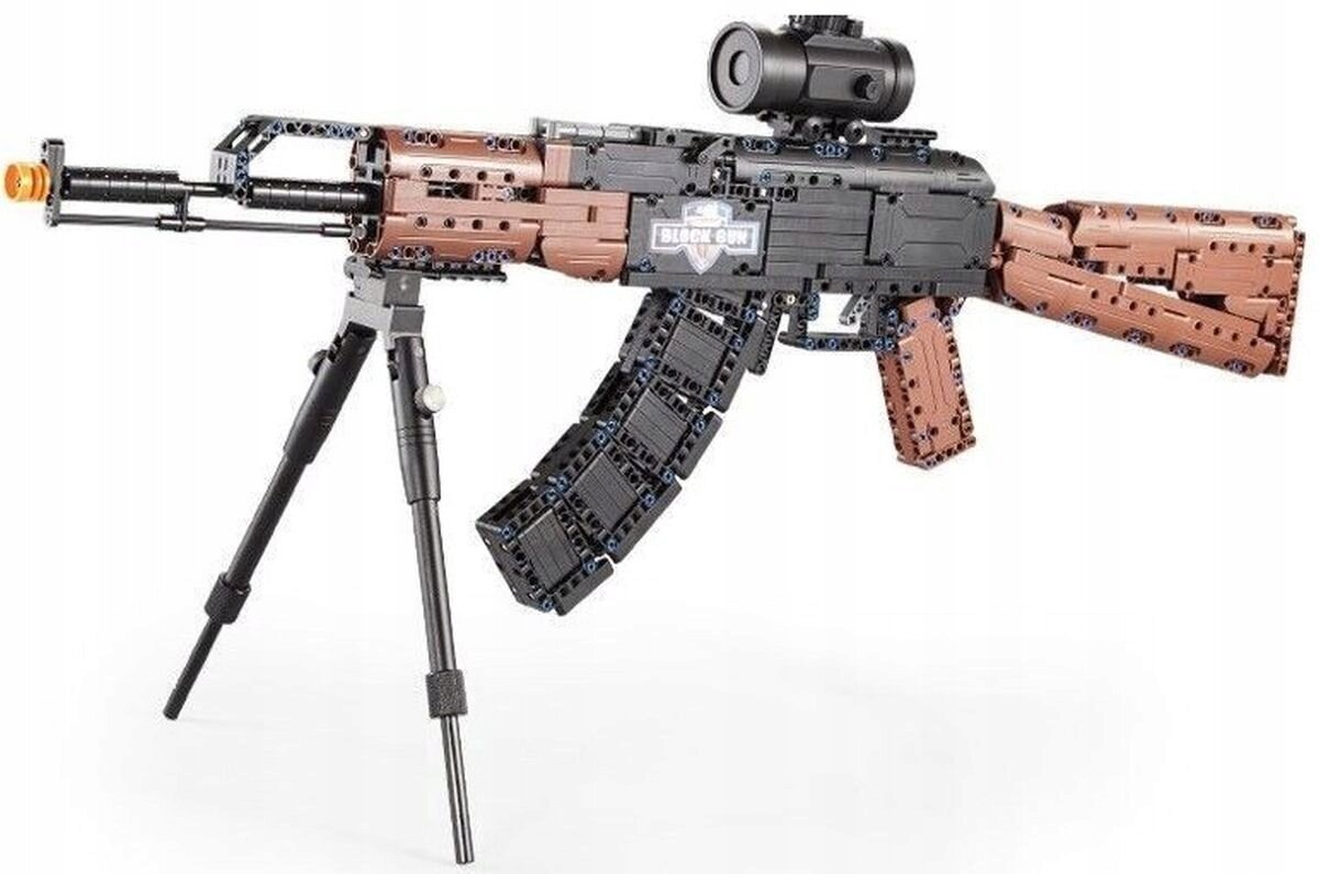 Model karabinu z klocków konstrukcyjnych, z widocznym magazynkiem i celownikiem optycznym. Na korpusie znajduje się napis \'BLACK GUN\'.