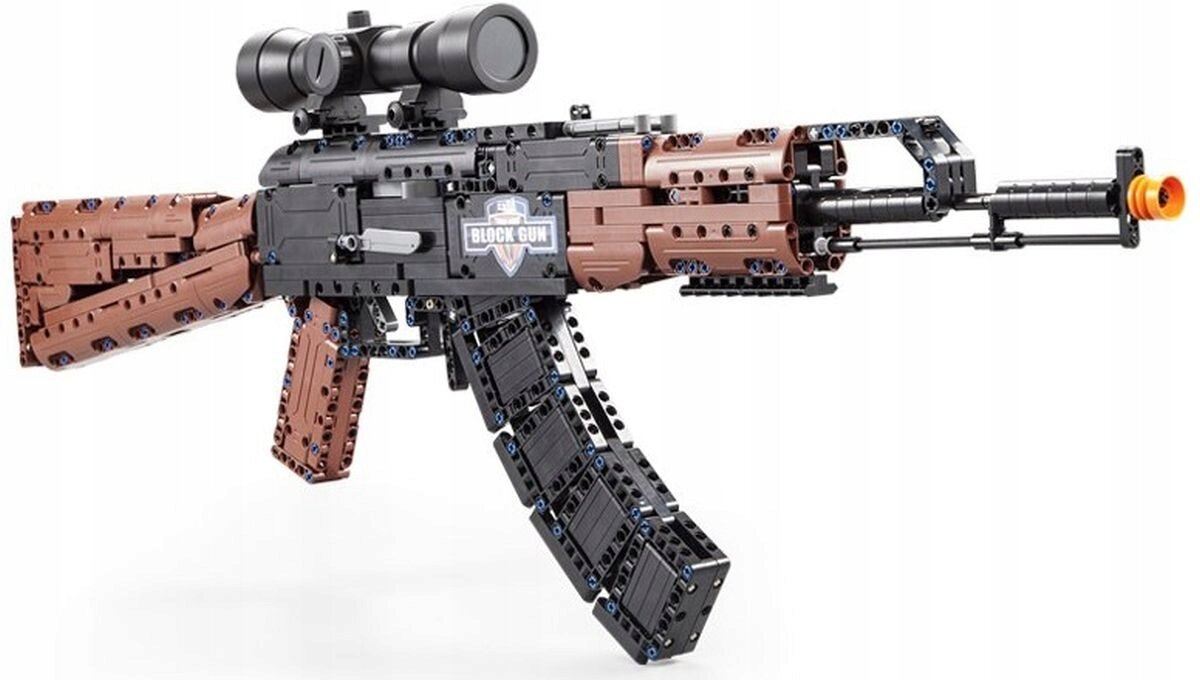 Model karabinu z klocków konstrukcyjnych, z widocznym celownikiem optycznym i magazynkiem. Na boku znajduje się napis \'BLOCK GUN\'.