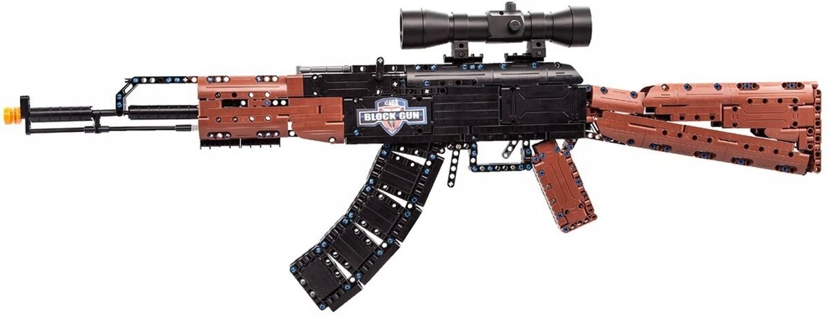 Model karabinu z klocków konstrukcyjnych, z widocznym napisem \'BLOCK GUN\' na korpusie. Karabin ma czarno-brązową kolorystykę i jest wyposażony w lunetę.