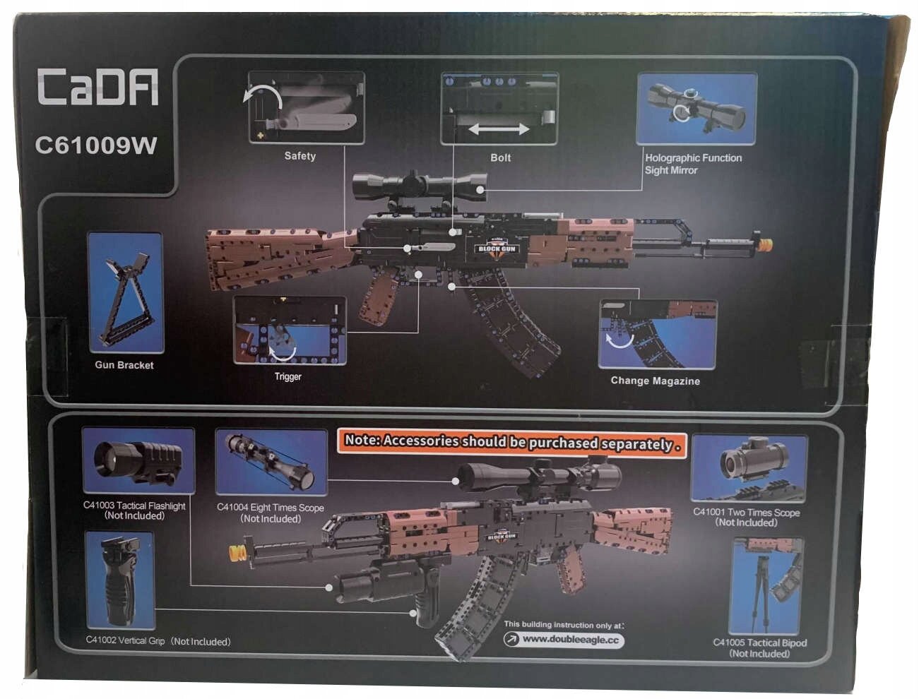 Opakowanie zestawu klocków CADA C61009W przedstawia model karabinu z oznaczeniami części, takimi jak \'Safety\', \'Bolt\', \'Trigger\', oraz \'Change Magazine\'. Na dole znajduje się informacja \'Note: Accessories should be purchased separately\' oraz lista akcesoriów, które nie są dołączone do zestawu.