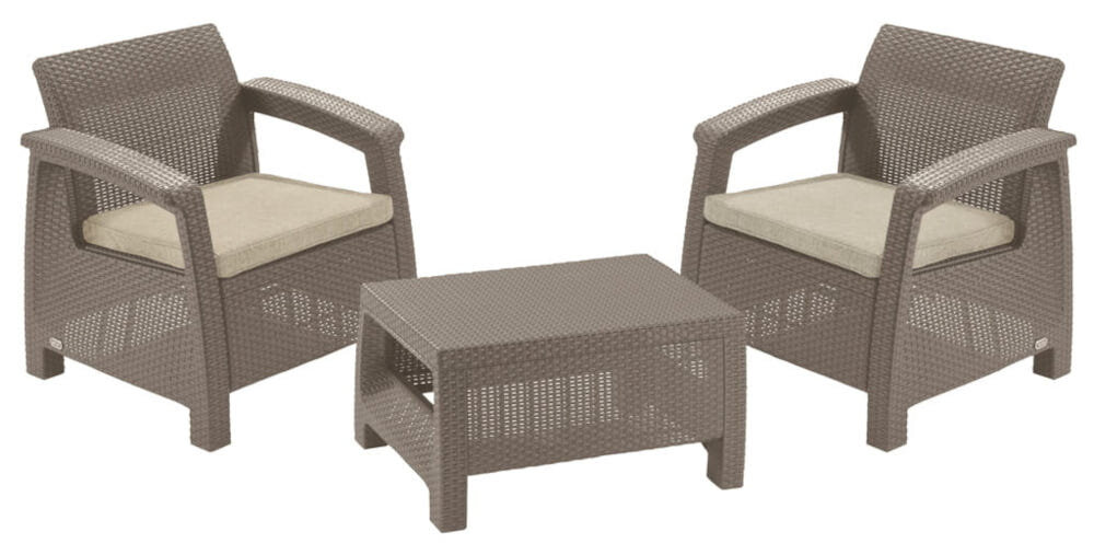 Na obrazie widoczny jest zestaw mebli ogrodowych składający się z dwóch foteli i stolika, wykonanych z tworzywa imitującego rattan w kolorze cappuccino. Fotele mają jasne poduszki na siedziskach.