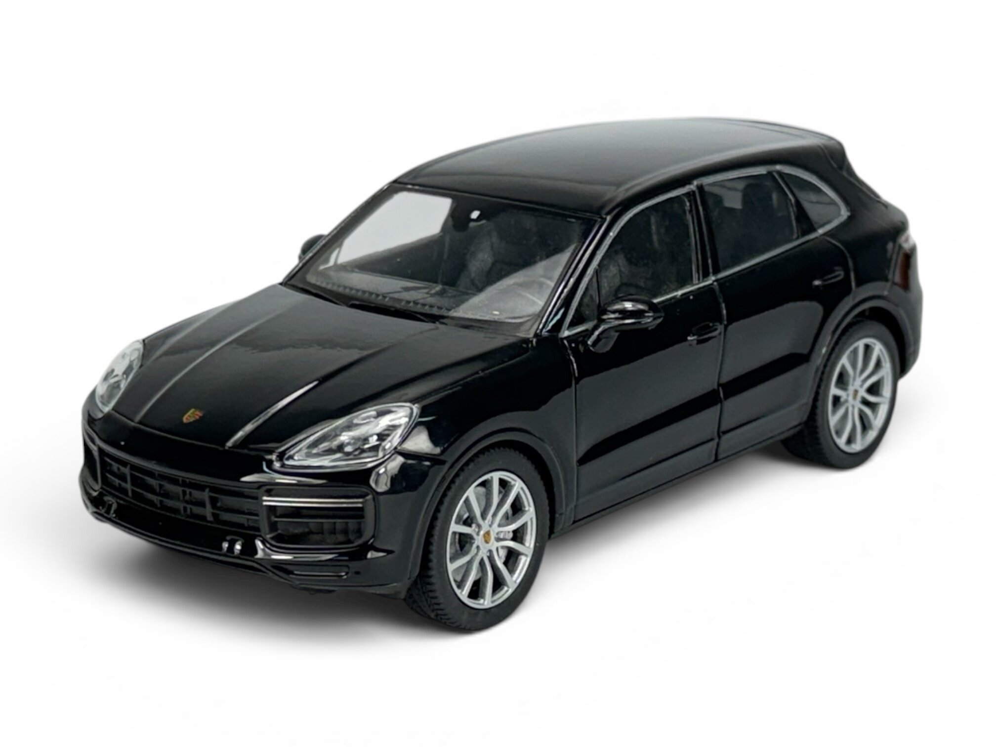 Czarny model samochodu typu SUV z metalicznym wykończeniem i srebrnymi felgami. Na masce widoczne jest logo producenta.