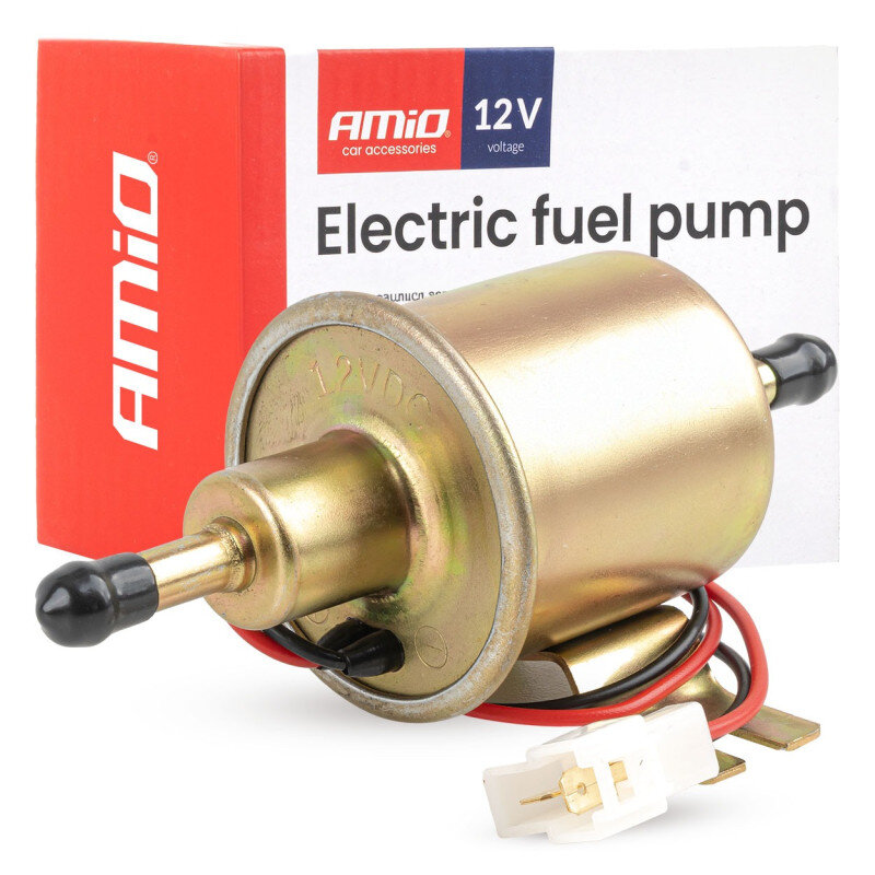 Na obrazie znajduje się metalowa pompa elektryczna z przewodami, obok której widoczny jest karton z napisami \'AMiO car accessories\', \'12V\', \'Electric fuel pump\'.