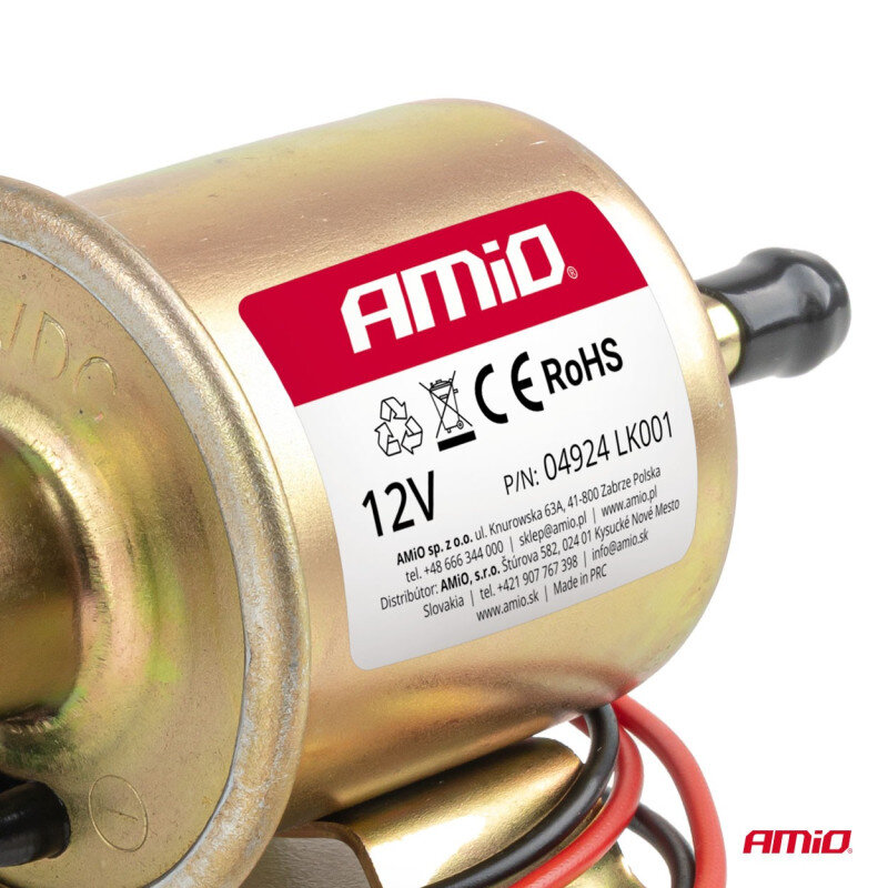 Złota pompa elektryczna z widoczną etykietą zawierającą tekst: \'AMiO, CE, RoHS, 12V, P/N: 04924 LK001\'. Na dole etykiety znajdują się dane kontaktowe firmy AMIO oraz logo AMiO.