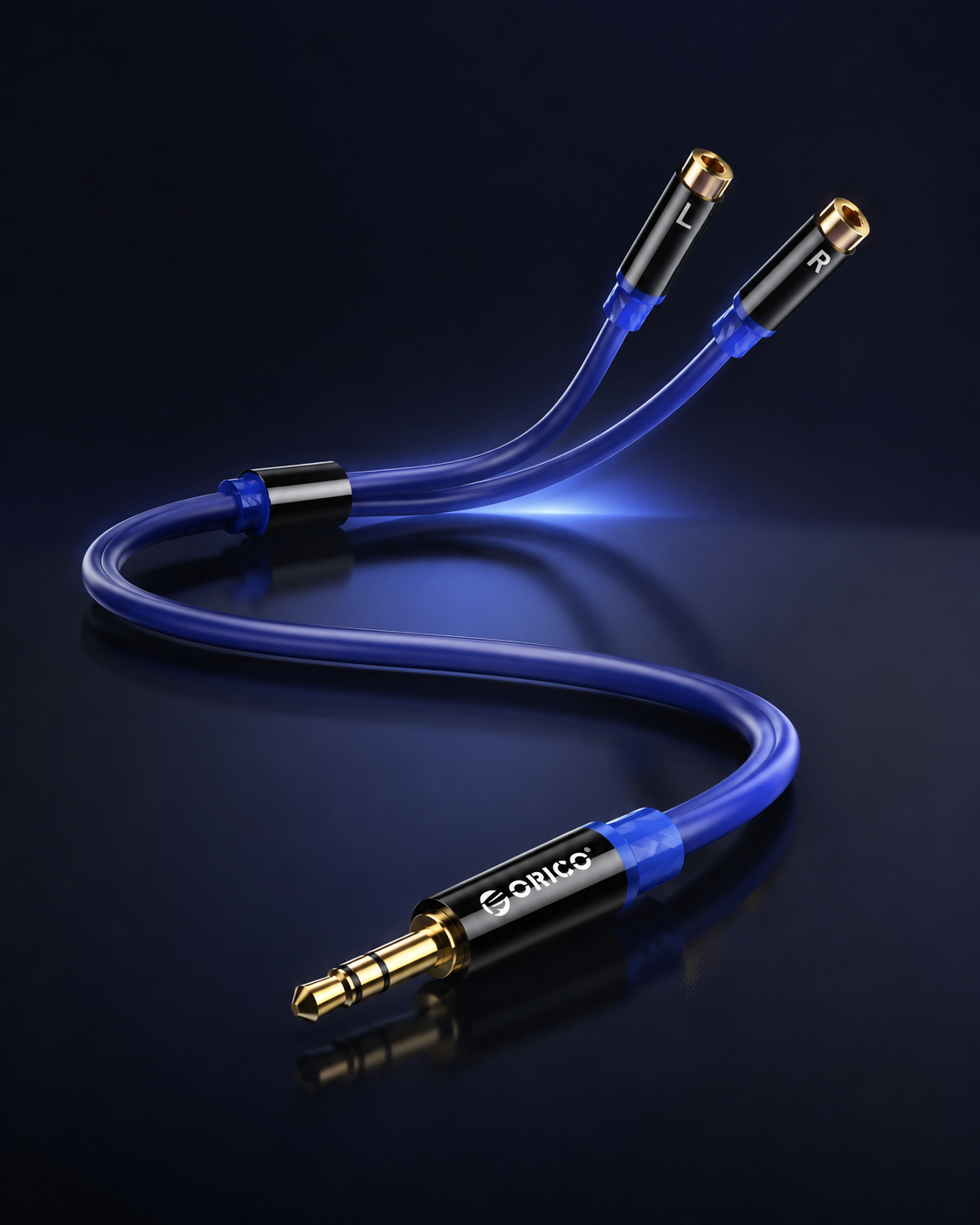 Na ciemnym tle widoczny jest niebieski kabel audio z wtykiem mini jack 3.5 mm oraz dwoma końcówkami RCA oznaczonymi literami \'L\' i \'R\'. Na wtyku mini jack znajduje się logo \'ORICO\'.