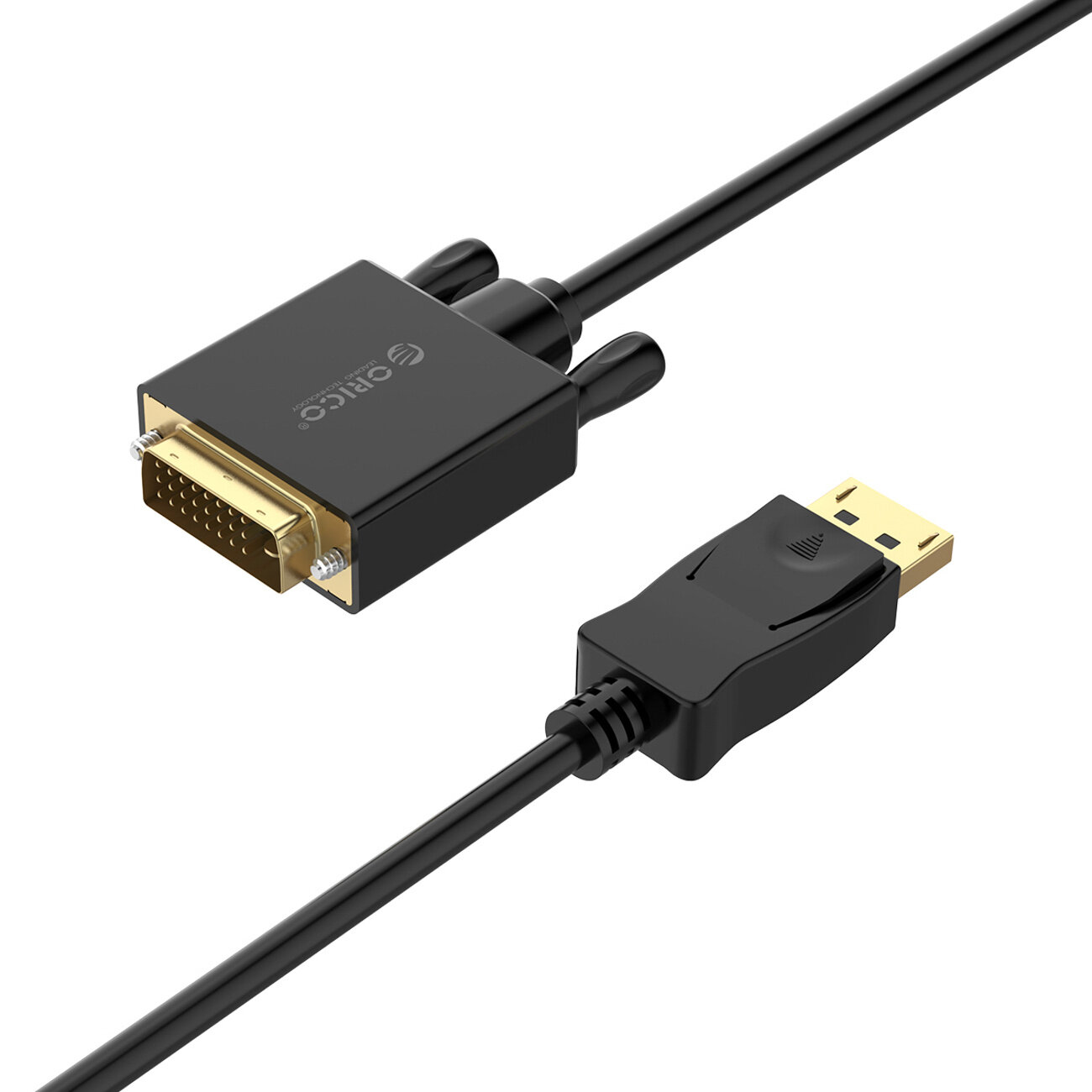 Na obrazie widoczny jest czarny kabel z końcówkami DisplayPort i DVI, z logo \'Orico\' na jednej z wtyczek. Wtyczki mają złote styki.