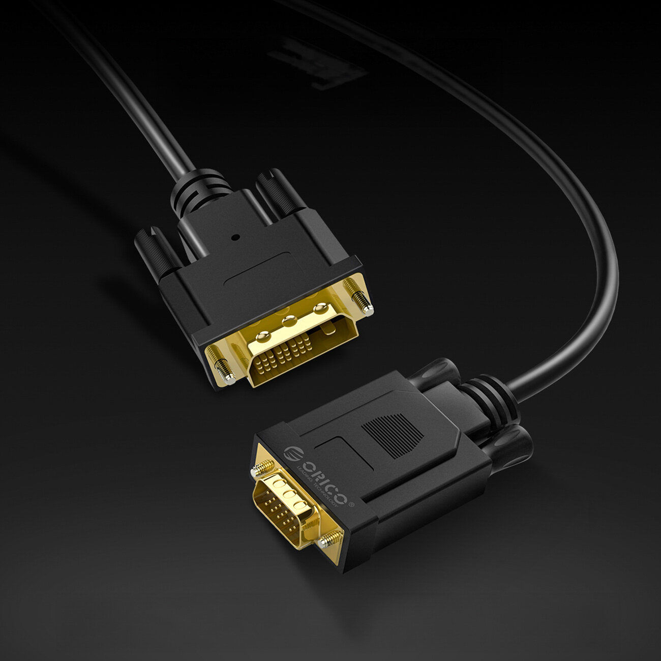 Na obrazie widoczny jest czarny kabel z dwoma złączami, jedno DVI 24+1 i drugie VGA, z pozłacanymi końcówkami. Na jednym z złączy widnieje napis \'Orico\'.
