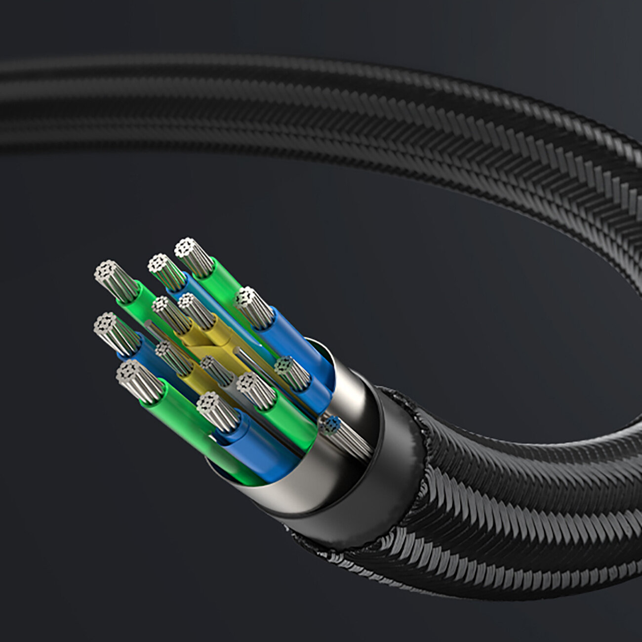 Zbliżenie na wnętrze kabla z widocznymi kolorowymi przewodami w izolacji: zielonymi, niebieskimi i żółtymi. Kabel ma czarną, plecioną osłonę zewnętrzną.