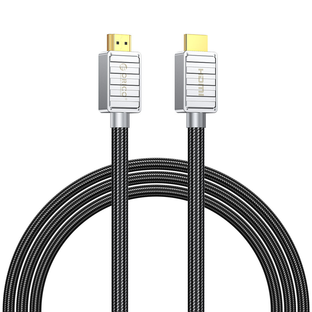 Na obrazie widoczny jest czarny kabel HDMI z metalowymi końcówkami, na których znajdują się napisy \'Orico\' i \'HDMI\'. Kabel ma plecioną osłonę i złocone wtyki.