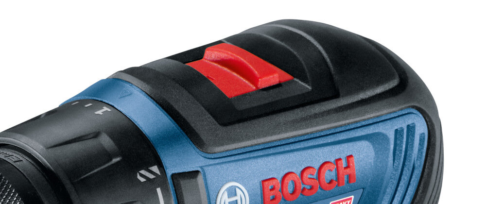 Zbliżenie na część wiertarko-wkrętarki z widocznym logo \'BOSCH\' na niebieskiej obudowie oraz czerwonym przyciskiem na czarnej powierzchni.