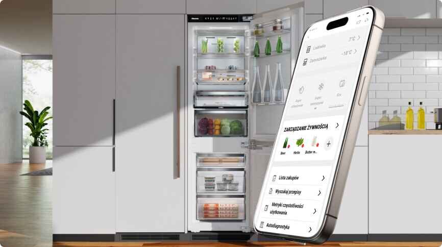 Na obrazie widoczna jest otwarta lodówka z różnymi produktami spożywczymi oraz smartfon z aplikacją do zarządzania żywnością. W tle znajduje się nowoczesna kuchnia z rośliną i blatem z butelkami.