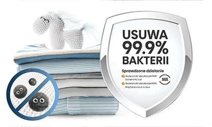 Na obrazie widoczny jest stos złożonych ręczników z pluszowym konikiem na górze oraz tarcza z napisem \'USUWA 99.9% BAKTERII\'. Obok znajduje się symbol przekreślonych bakterii i lista z punktami: \'Sprawdzone działanie\', \'Skuteczność antybakteryjna\', \'Skuteczność dla alergików\', \'Skuteczność na wirusy\'.