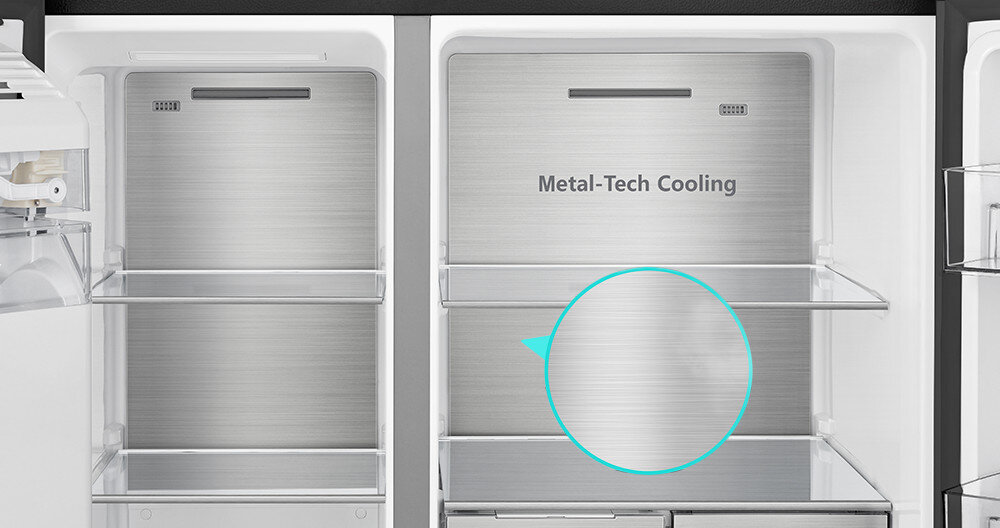 Wnętrze lodówki z metalowymi półkami i napisem \'Metal-Tech Cooling\'. Widoczna jest także okrągła grafika wskazująca na technologię chłodzenia.