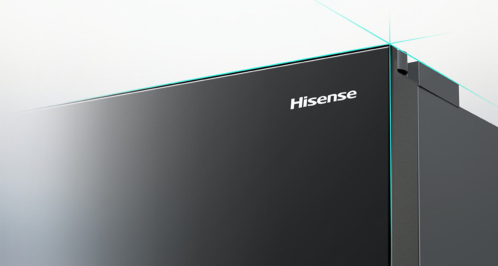 Czarna powierzchnia lodówki z widocznym logo \'Hisense\' w górnym rogu. Krawędzie lodówki są podkreślone delikatnym, niebieskim światłem.