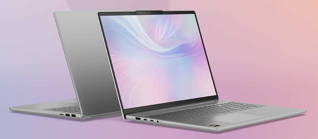 Dwa laptopy w kolorze srebrnym, ustawione w taki sposób, że jeden jest otwarty, a drugi zamknięty. Na ekranie otwartego laptopa widoczna jest abstrakcyjna grafika w pastelowych kolorach.