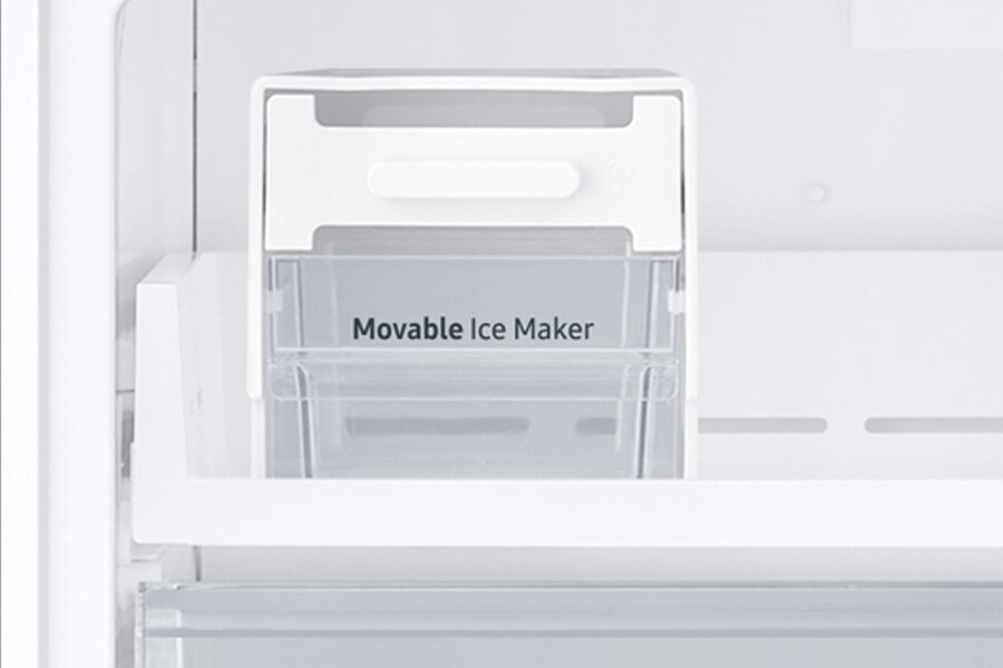 Zdjęcie - lodówka RB53DG706AB1 - Media Expert - kostkarka Na obrazie widoczny jest biały pojemnik z napisem \'Movable Ice Maker\' umieszczony wewnątrz lodówki. Pojemnik ma przezroczystą część dolną i białą część górną.