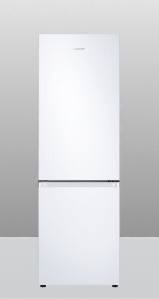 Biała lodówka z dolnym zamrażalnikiem, na górze widoczne logo \'SAMSUNG\'.