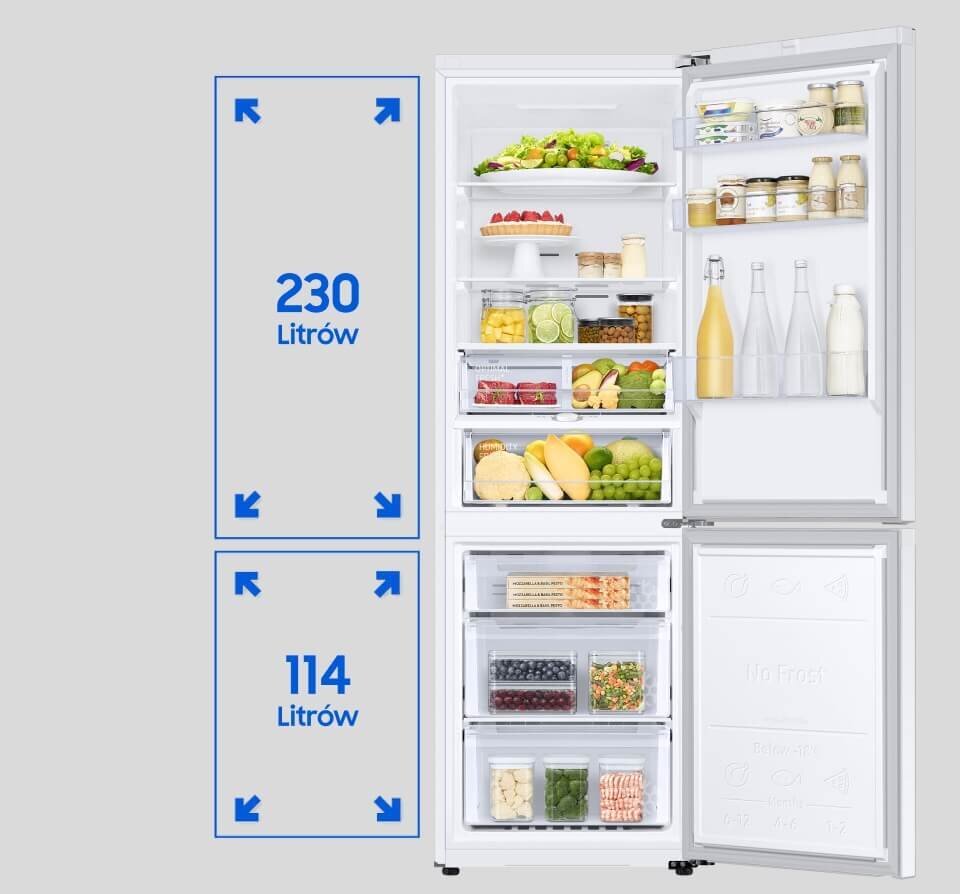Otwarta lodówka z widocznymi półkami wypełnionymi różnymi produktami spożywczymi, takimi jak owoce, warzywa, napoje i słoiki. Obok lodówki znajduje się grafika z napisem \'230 litrów\' i \'114 litrów\'.