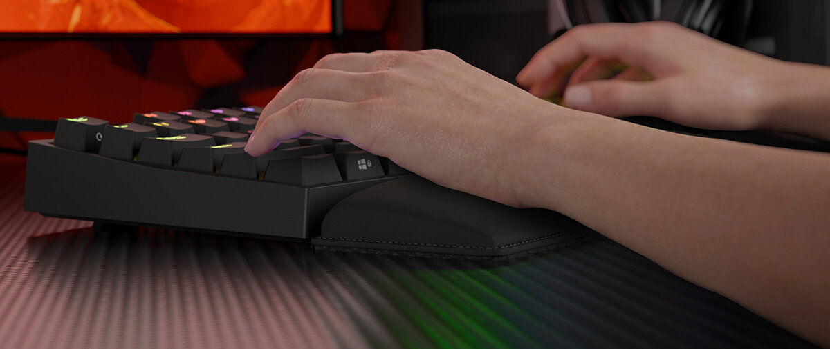 GENESIS Rubid 600 TKL Ergonomiczny profil podkładki GENESIS Rubid 600 TKL prawidłowe ułożenie dłoni dynamicznych rozgrywek codziennych zadań przy komputerze - Dłonie oparte na miękkiej podkładce podczas pisania na podświetlanej pod kątem klawiaturze.