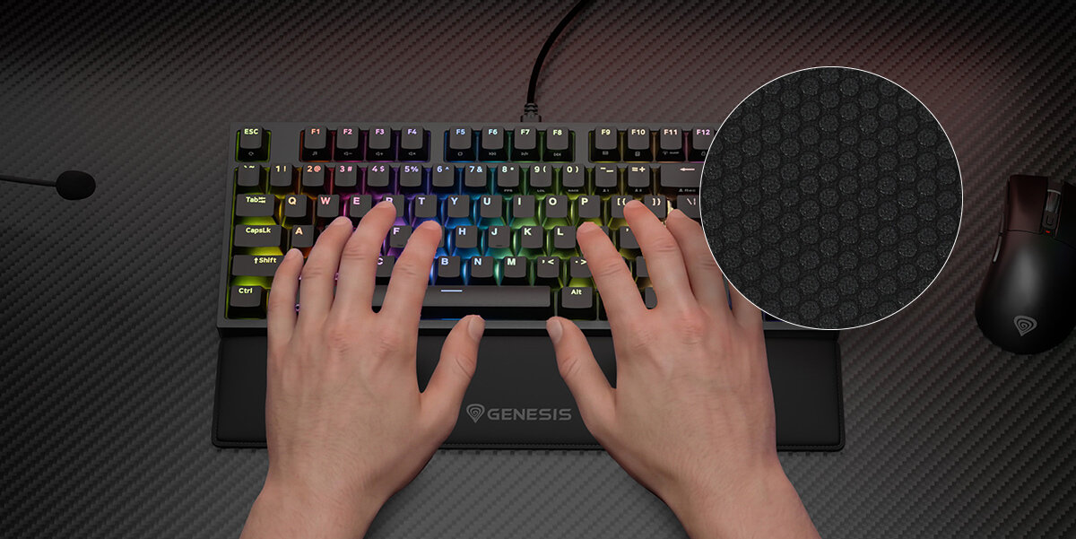 GENESIS Rubid 600 TKL GENESIS Rubid 600 TKL antypoślizgowej gumy Stabilne ułożenie Gumowa warstwa - Widok z góry na dłonie spoczywające na podkładce przy klawiaturze z powiększeniem tekstury podstawy