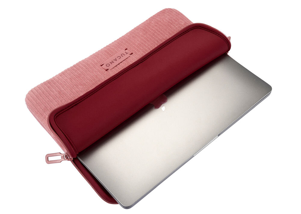 Różowe etui na laptopa z widocznym logo \'TUCANO\' na górnej części, częściowo otwarte, z wystającym srebrnym laptopem.