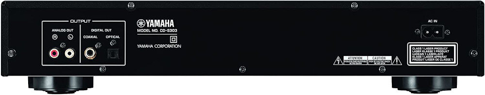 Tył odtwarzacza CD z widocznymi złączami: analogowe wyjście RCA, cyfrowe wyjścia koncentryczne i optyczne oraz gniazdo zasilania. Na obudowie znajduje się napis \'YAMAHA MODEL NO. CD-S303\' oraz ostrzeżenia dotyczące lasera.