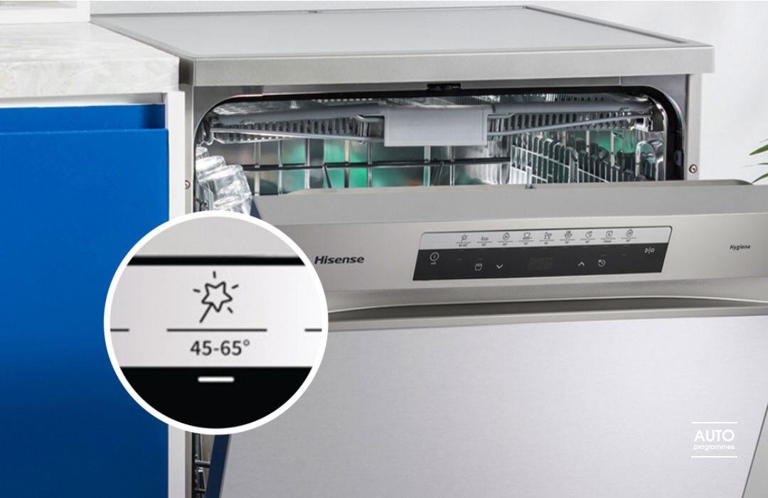 Zmywarka Hisense z otwartymi drzwiami, widoczny panel sterowania z przyciskami i logo Hisense. W powiększeniu pokazany symbol gwiazdki z napisem \'45-65°\'.