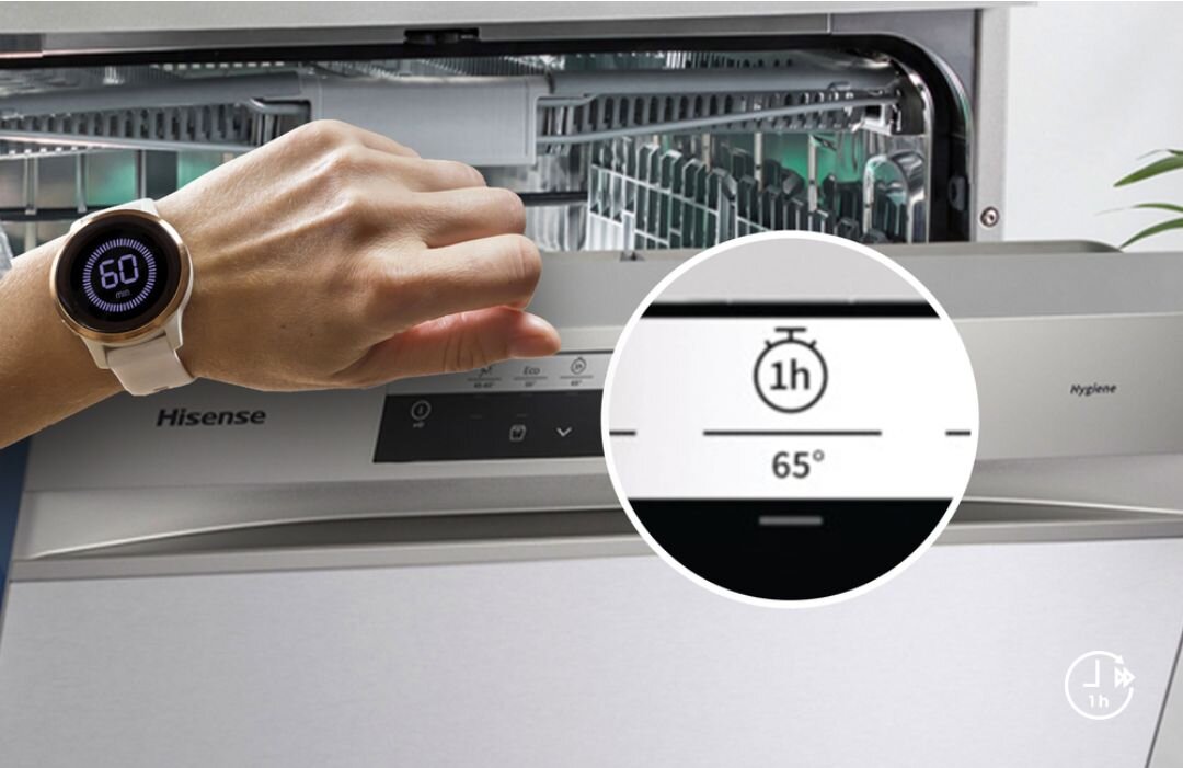 Osoba z zegarkiem na ręku dotyka panelu sterowania zmywarki Hisense, która jest otwarta. Na powiększeniu widoczny jest symbol zegara z napisem \'1h\' oraz \'65°\'.