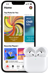 Smartfon z wyświetlaczem prezentującym aplikację muzyczną z różnymi playlistami i okładkami albumów. Przed telefonem znajduje się etui z bezprzewodowymi słuchawkami.