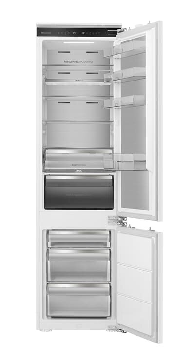 Otwarta lodówka z widocznymi półkami i szufladami, na górze napis \'Metal-Tech Cooling\'.