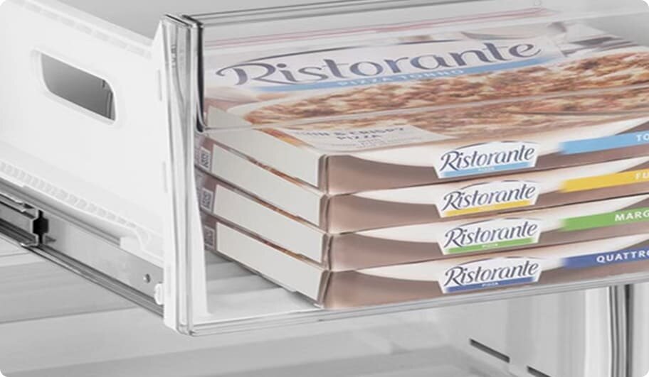 Wnętrze szuflady lodówki z trzema pudełkami pizzy oznaczonymi napisem \'Ristorante\'.